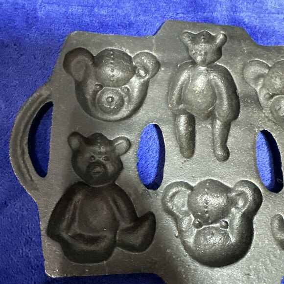 Vintage Gingerbread Man & Teddy Bear Cast Iron Cornbread Muffin Cake Pan Candle - Picture 2 of 11